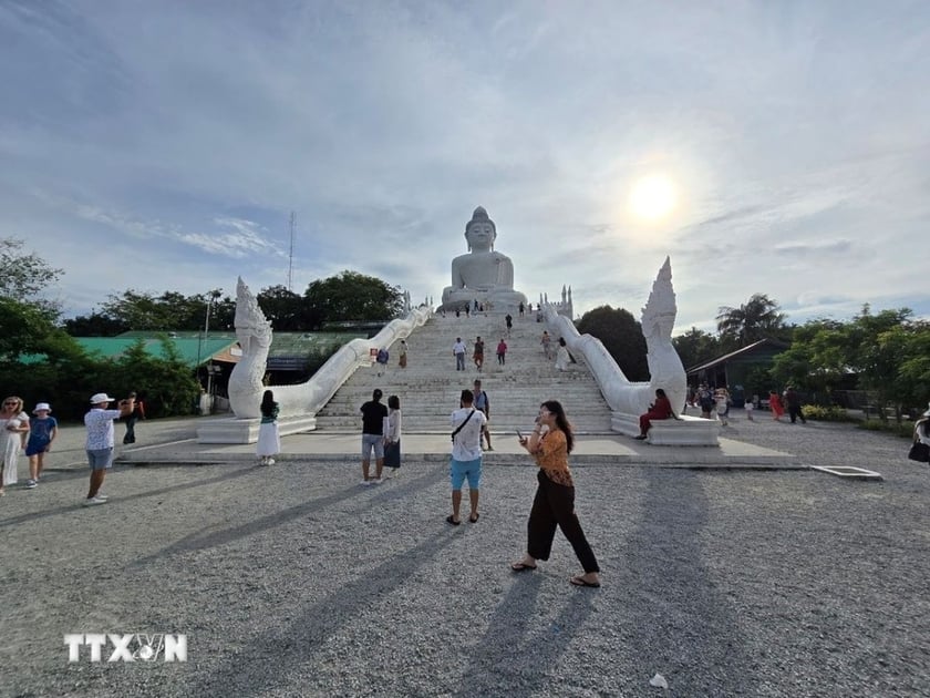 Du khách chiêm bái Tượng Phật Big Buddha trên đỉnh đồi Nakkerd. (Ảnh: TTXVN phát)