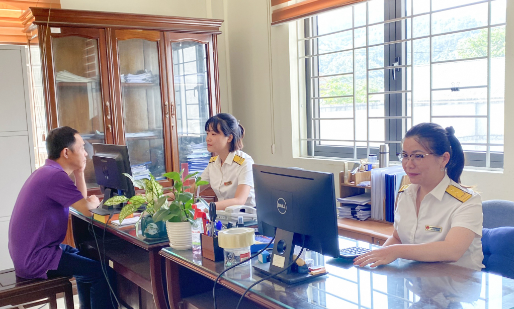 Officers of Nguyen Binh District Tax Department support taxpayers.