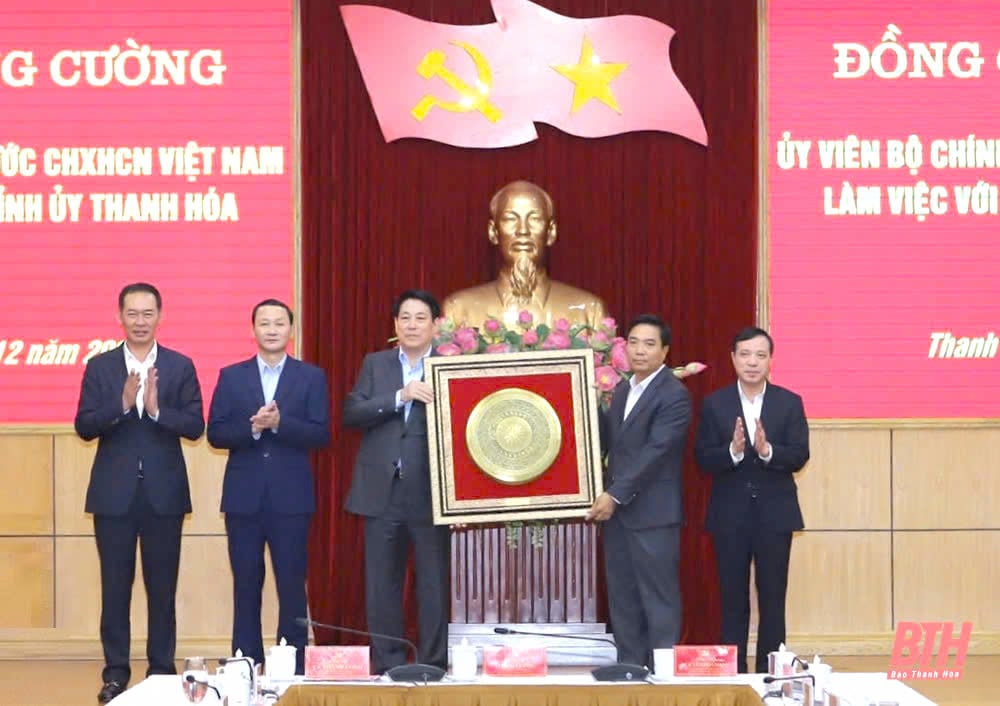 Le président Luong Cuong travaille avec le Comité permanent du Comité provincial du Parti de Thanh Hoa