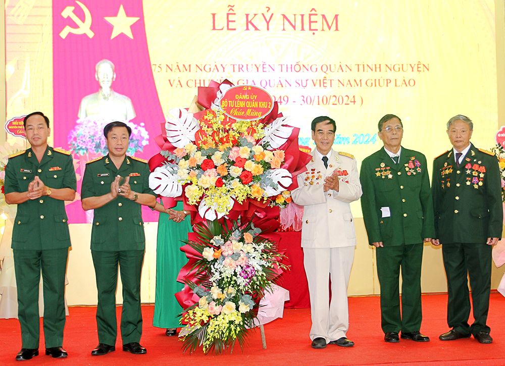 75e anniversaire de la Journée traditionnelle des soldats volontaires et des experts militaires vietnamiens aidant le Laos