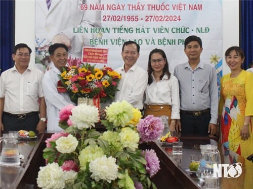 Đồng chí Trần Minh Lực, UVTV Tỉnh ủy, Phó Chủ tịch HĐND tỉnh thăm chúc mừng các cơ quan, đơn vị y tế