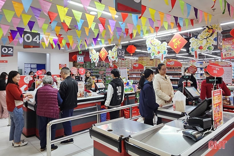 Los lugares de compras y entretenimiento en la ciudad de Ha Tinh están llenos de actividad durante las vacaciones de Año Nuevo.