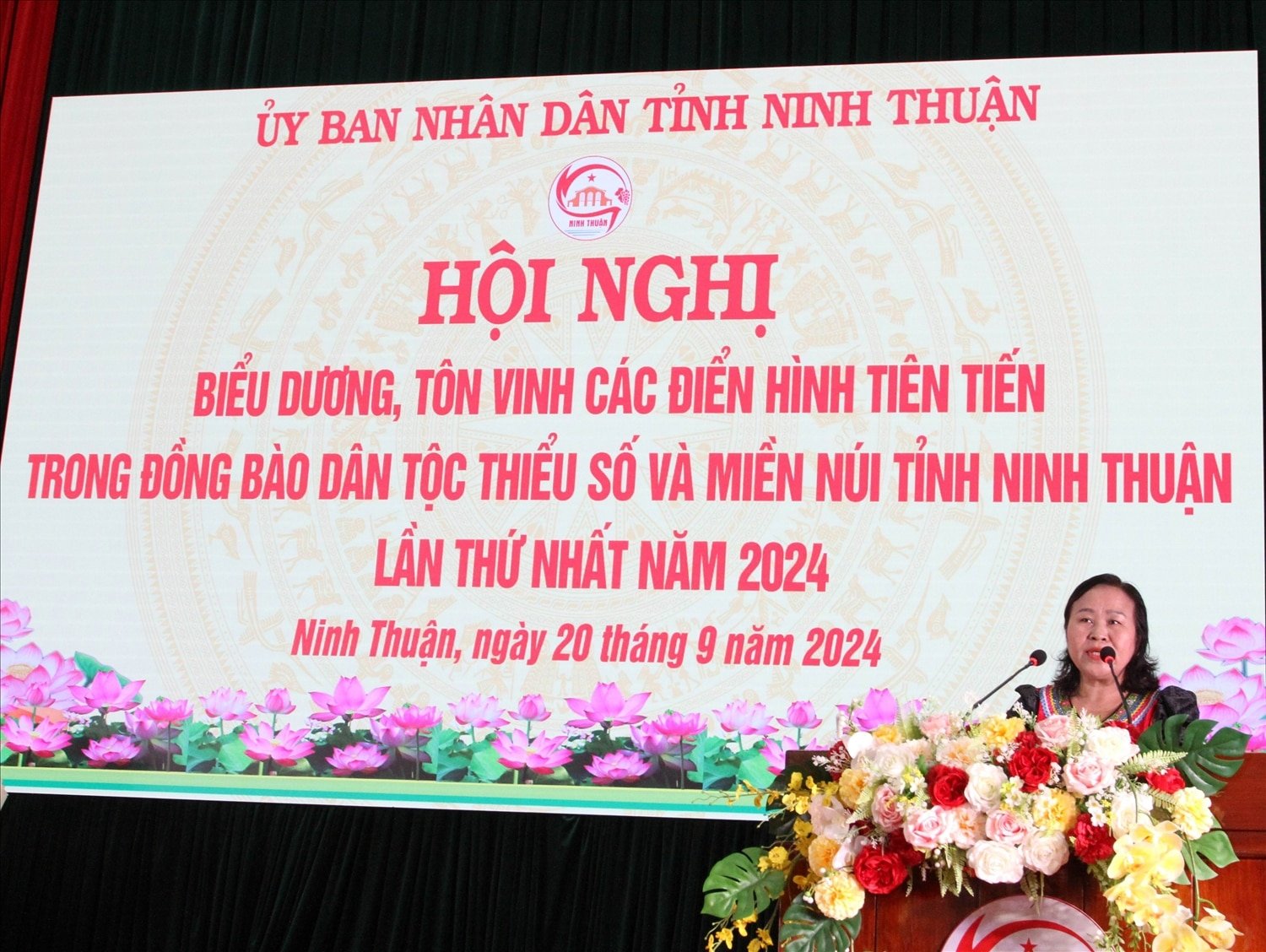 Bà Pi Năng Thị Thủy, Trưởng Ban Dân tộc tỉnh Ninh Thuận phát biểu khai mạc hội nghị.