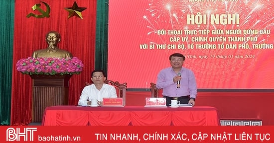 Dialogue entre les dirigeants de la ville de Ha Tinh et les secrétaires des cellules du Parti et les chefs des groupes de quartier