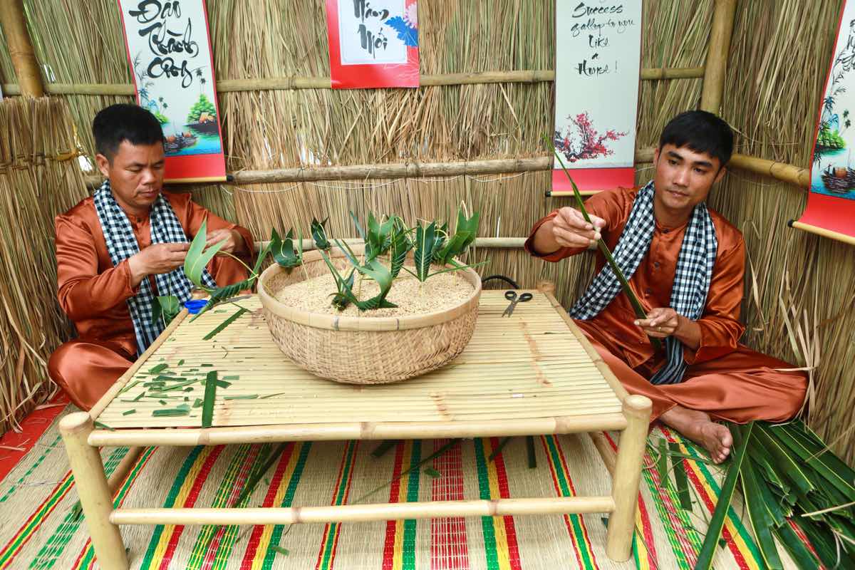 Các gian hàng tái hiện không gian Tết xưa. Ảnh: Duy Tuấn 