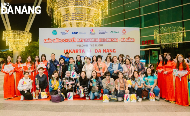 Turistas indonesios son recibidos en el aeropuerto. Foto: NGOC HA