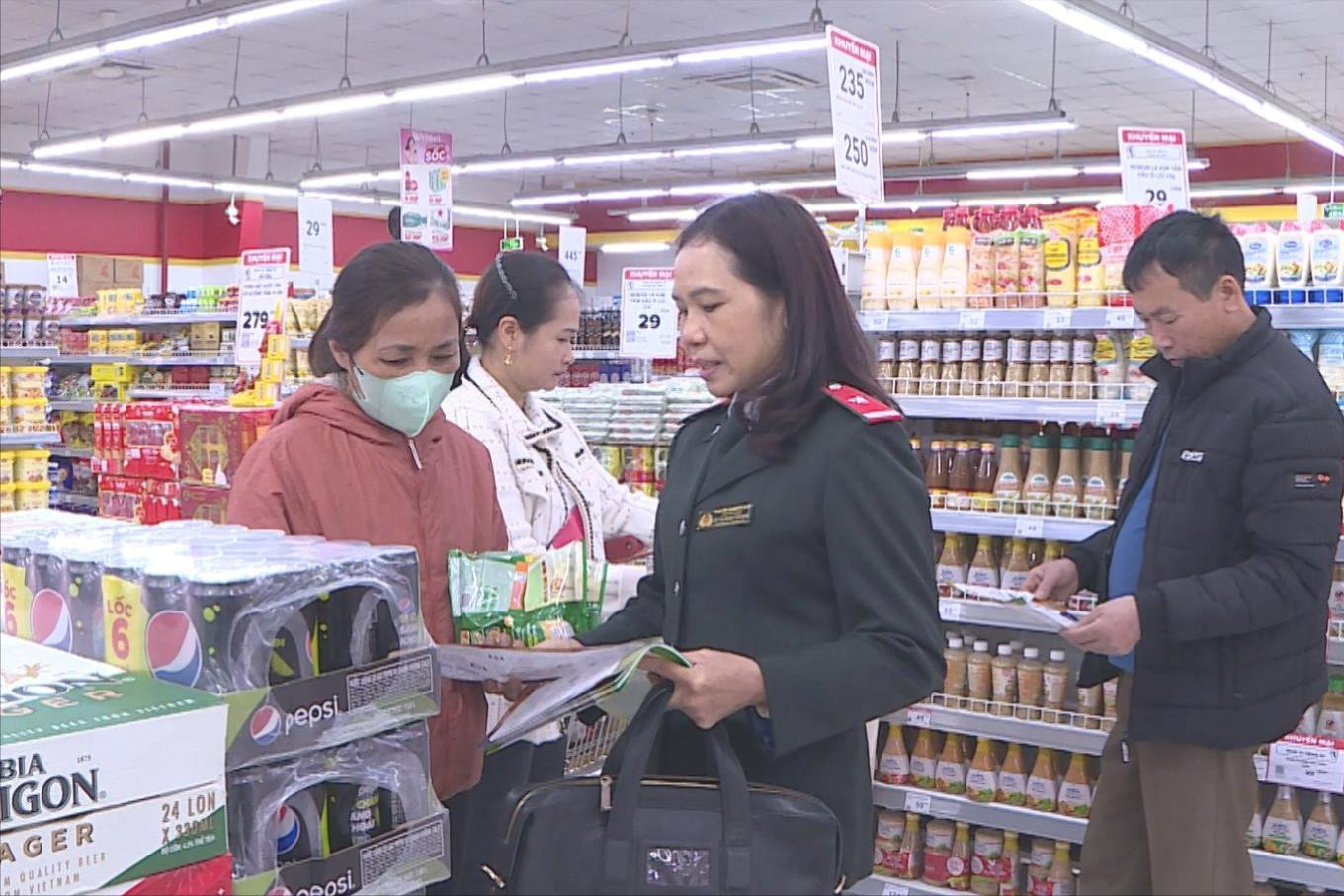 Hai Duong Department of Industry and Trade distributed nearly 10,000 leaflets promoting consumer rights.