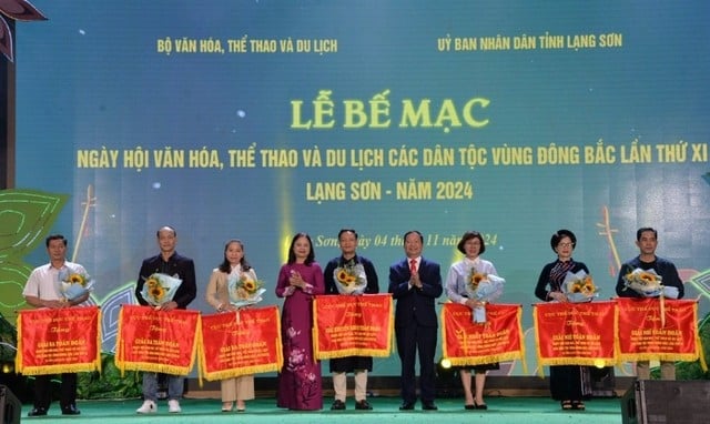 Lãnh đạo Vụ Văn hóa dân tộc và lãnh đạo Sở Văn hóa, Thể thao và Du lịch tỉnh Lạng Sơn trao cờ toàn đoàn cho các đoàn vận động viên quần chúng các tỉnh