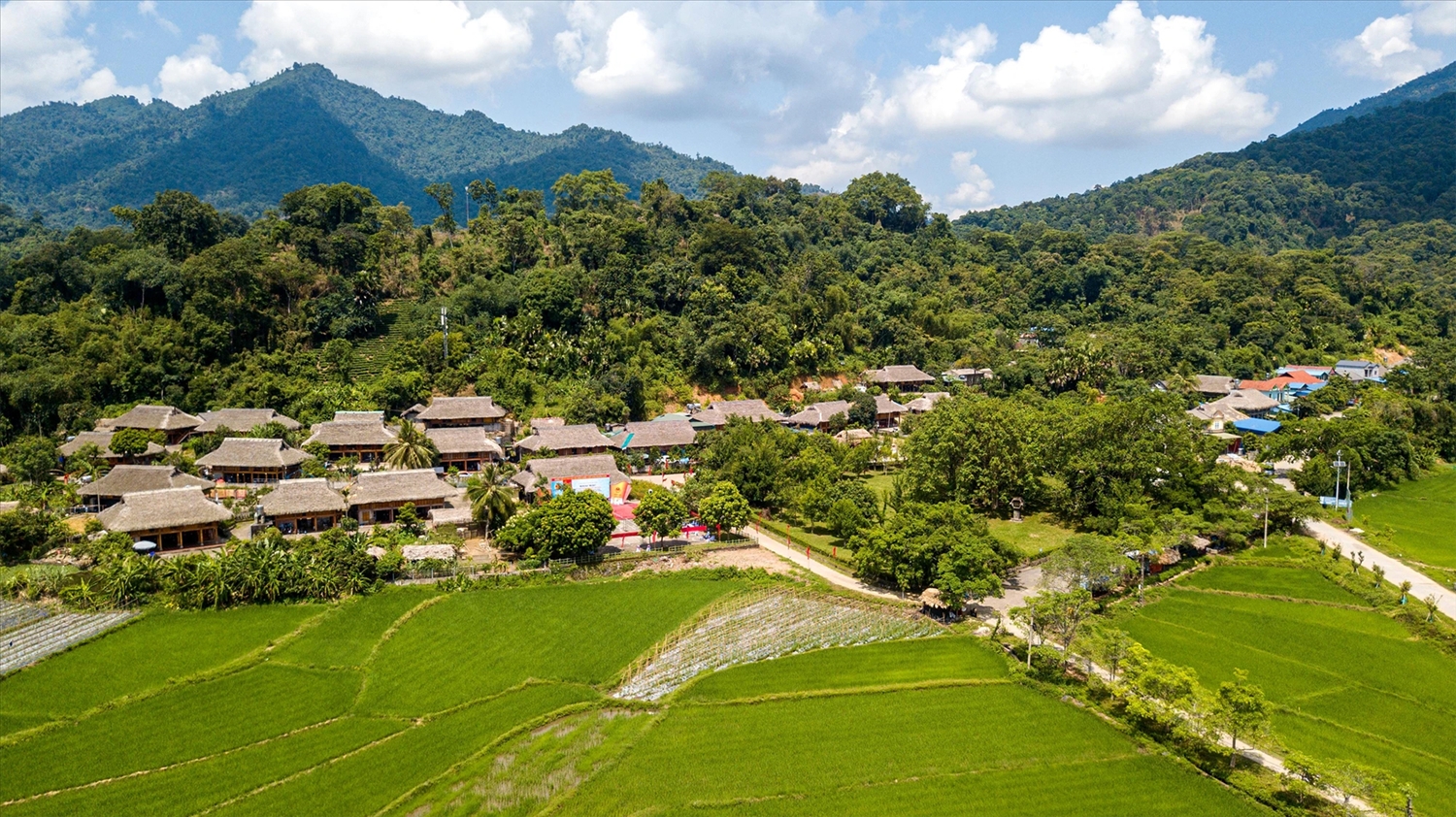 Làng văn hóa thôn Tân Lập, xã Tân Trào, huyện Sơn Dương nhìn từ trên cao.