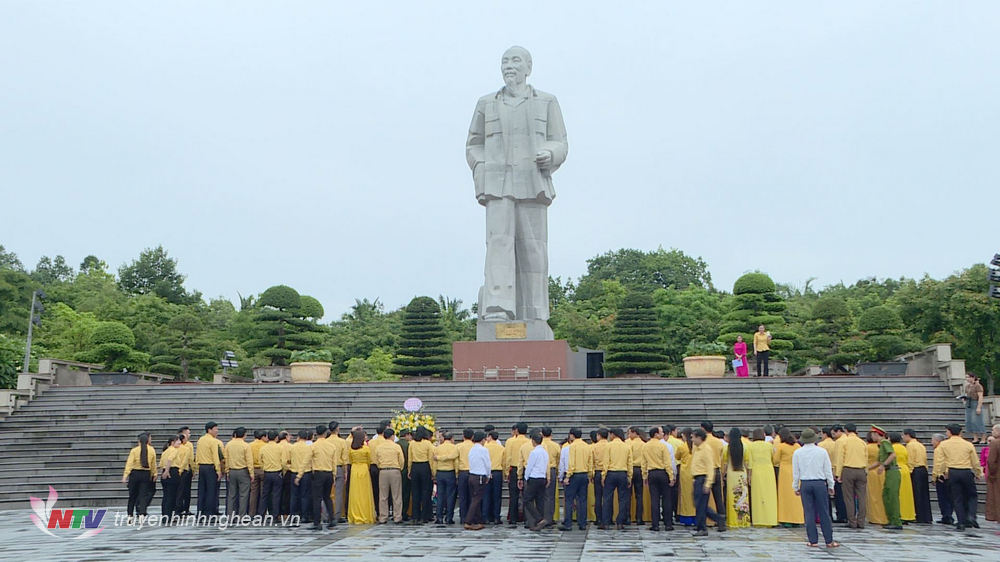 Delegation of the 15th Congress of the Vietnam Fatherland Front of Nghe An province offered flowers at Ho Chi Minh Square