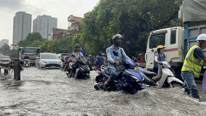 Mưa lớn ngập đường, người Hà Nội lại bì bõm đi làm- Ảnh 6.