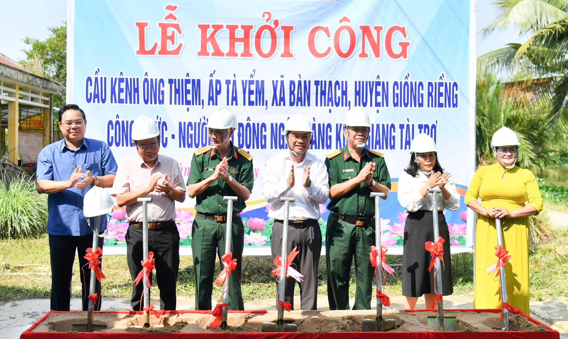 Tết Chôl Chnăm Thmây: Xây nhà, xây cầu trao học bổng cho học sinh - Ảnh 1.