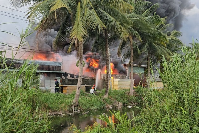 Feuer verschlingt Schaumfabrik mit mehr als 1.000 m2 in Ho-Chi-Minh-Stadt, Foto 1