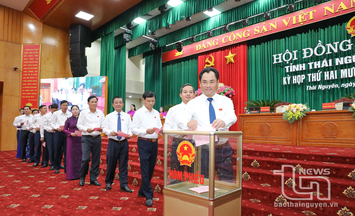 Các đại biểu bỏ phiếu bầu Chủ tịch UBND tỉnh Thái Nguyên nhiệm kỳ 2021 - 2026.