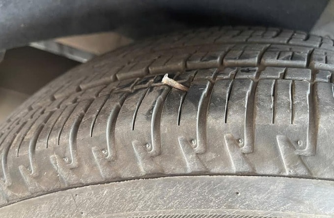 مسمار عالق في الإطار. الصورة: فان خين
