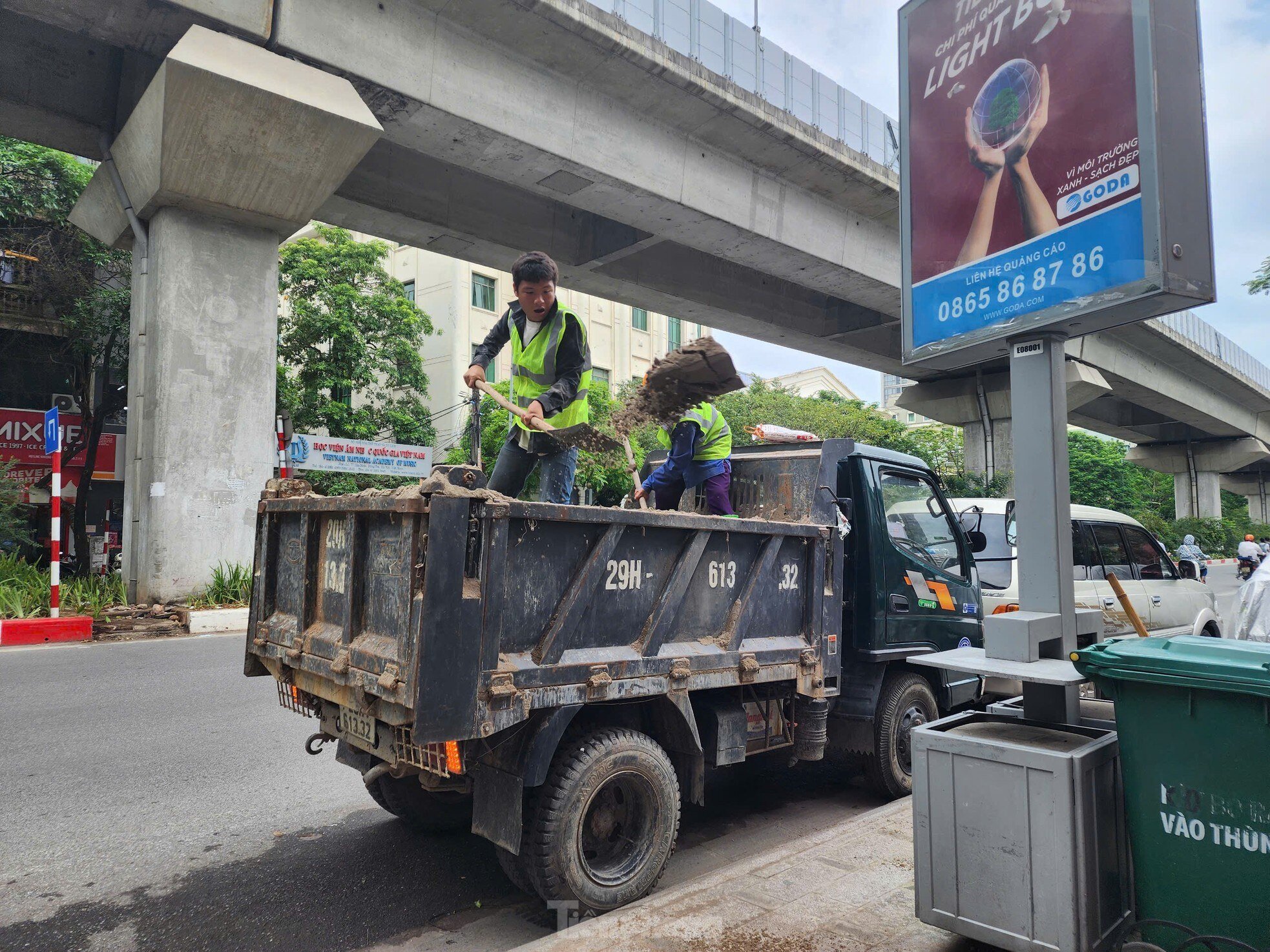 After cleaning up fallen trees, Hanoi begins to rebuild green space photo 11