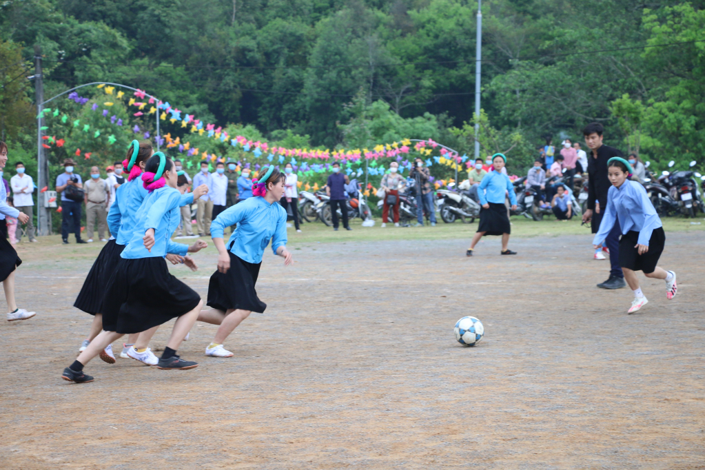 El fútbol femenino es una actividad que atrae a un gran número de turistas en el Festival Soong Co que se celebra anualmente en la comuna de Huc Dong (Binh Lieu). Foto: Dao Linh