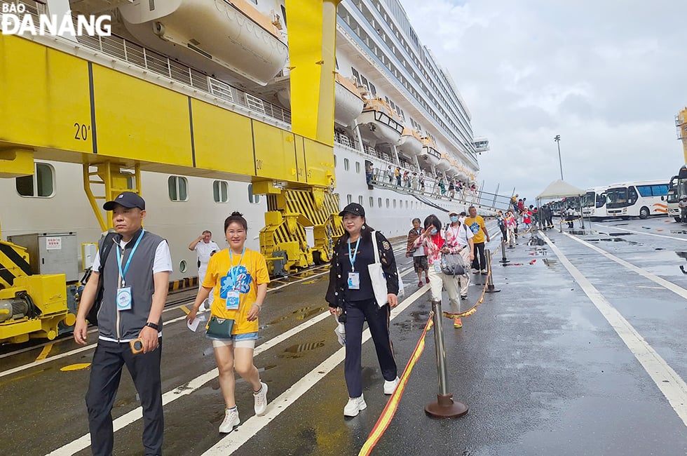 Tourists have nearly a day to choose from sightseeing, shopping, and relaxation after going ashore. Photo: THU HA