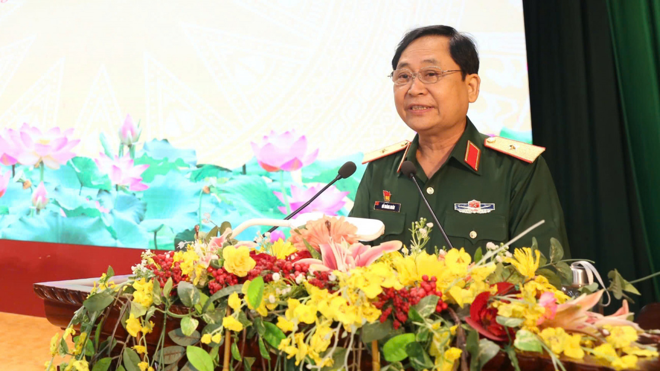 Generalmajor, außerordentlicher Professor Dr. Do Hoang Ngan spricht