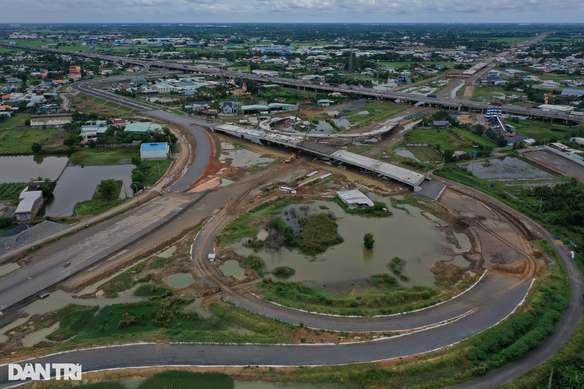 Hình hài đoạn cao tốc 3,4km qua TPHCM sắp thông xe - 11