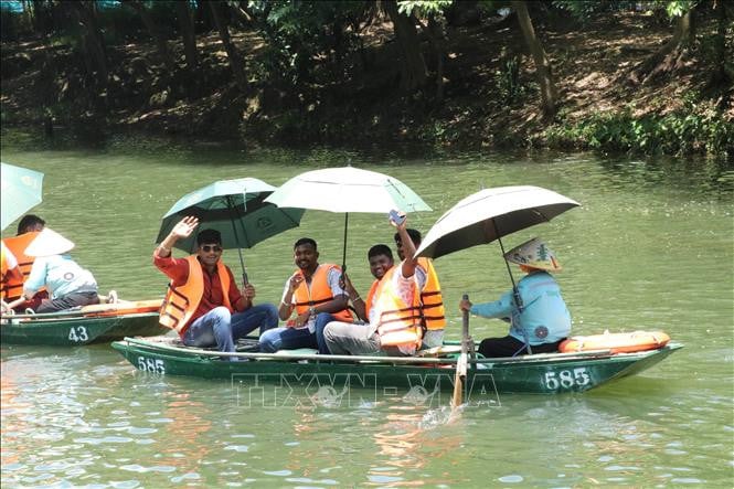 Viele indische Touristen besuchen die Kulturerbestätte Trang An