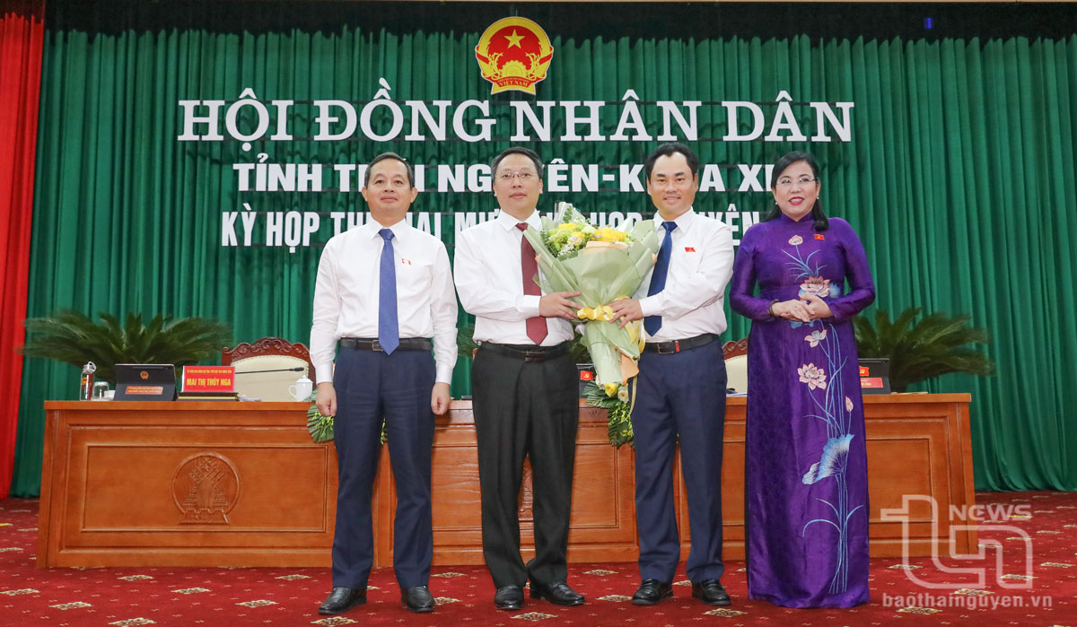 Các đồng chí Nguyễn Thanh Hải, Trịnh Việt Hùng, Phạm Hoàng Sơn chúc mừng tân Chủ tịch UBND tỉnh Thái Nguyên Nguyễn Huy Dũng.