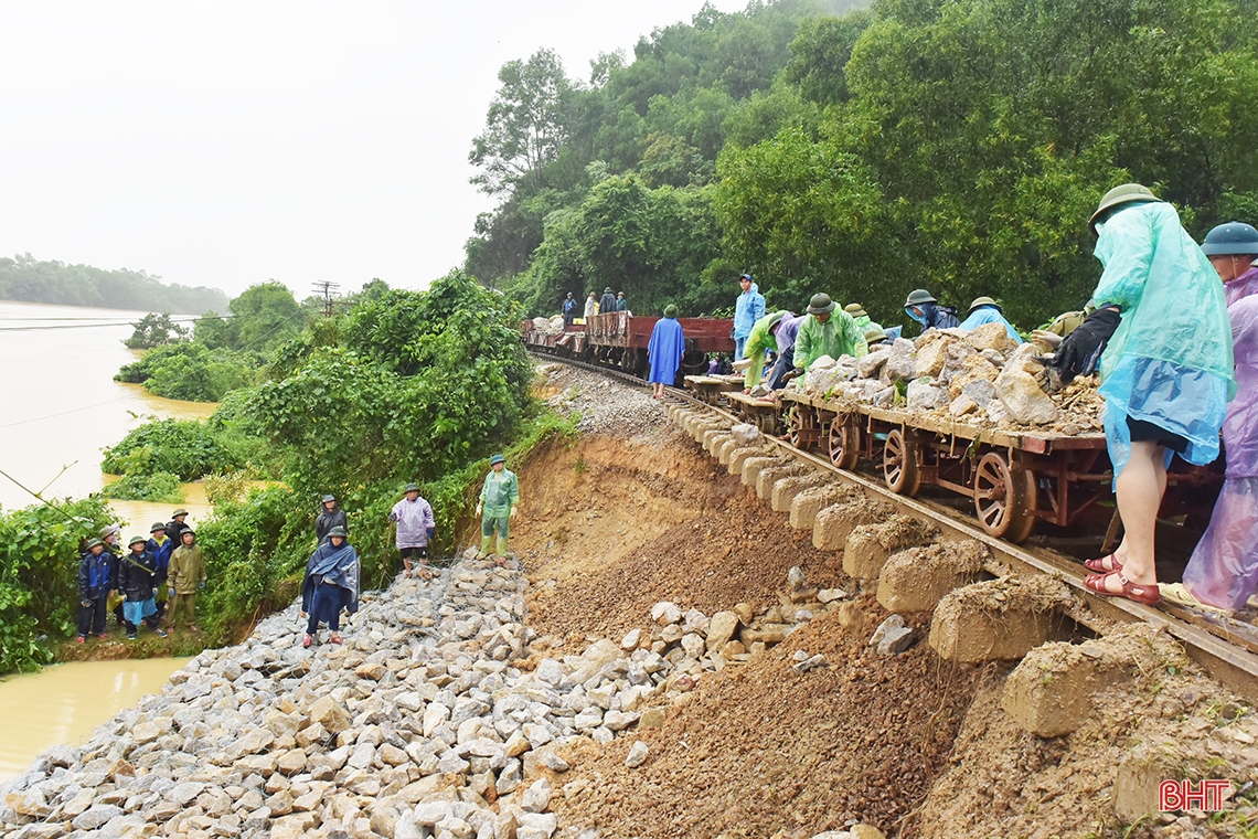 Reparar urgentemente el punto de deslizamiento de tierra del tramo ferroviario Norte-Sur a través de la comuna de Duc Lien