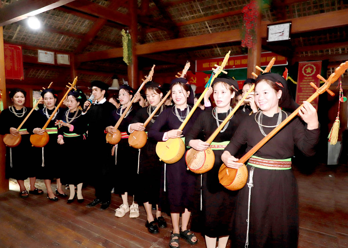 การสอนให้อนุรักษ์และสืบสานวัฒนธรรมชาติพันธุ์