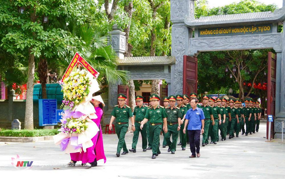 Đảng uỷ Bộ Chỉ huy Quân sự tỉnh dâng hương tưởng niệm Chủ tịch Hồ Chí Minh