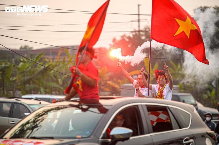 There are many fans from other localities across the country traveling to Viet Tri (Phu Tho) to cheer for their team.