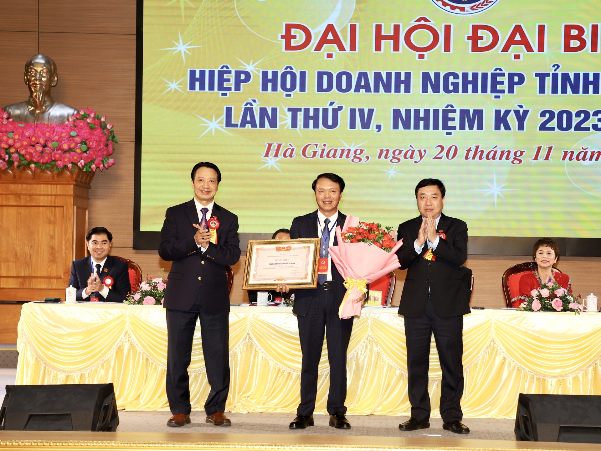 응우옌 마잉 중(Nguyen Manh Dung) 지방 당 서기 대행과 베트남 상공회의소 부회장이 지방 기업 협회에 꽃과 연방에서 수여하는 공로증을 전달했습니다.