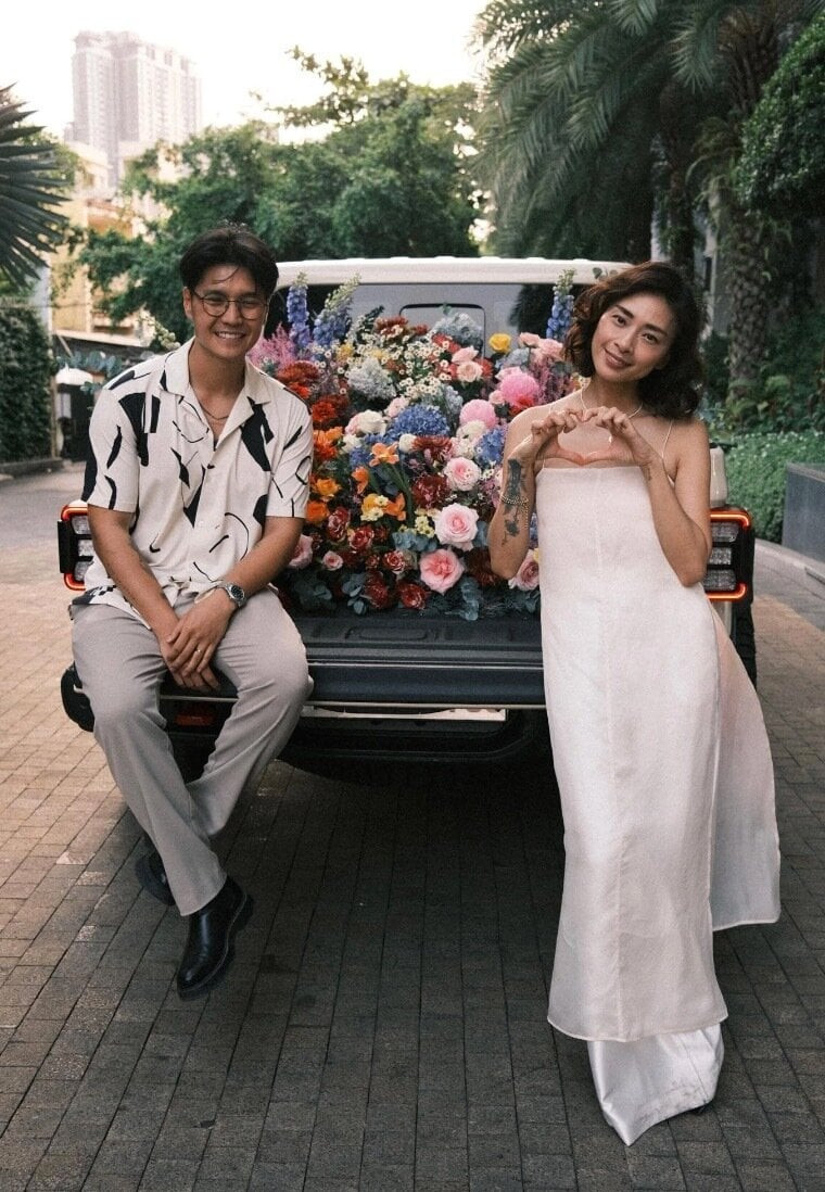 그의 아내의 45번째 생일에, Huy Tran은 꽃으로 가득 찬 트럭과 새로운 휴대전화를 선물로 주어 많은 사람의 존경을 받았습니다.