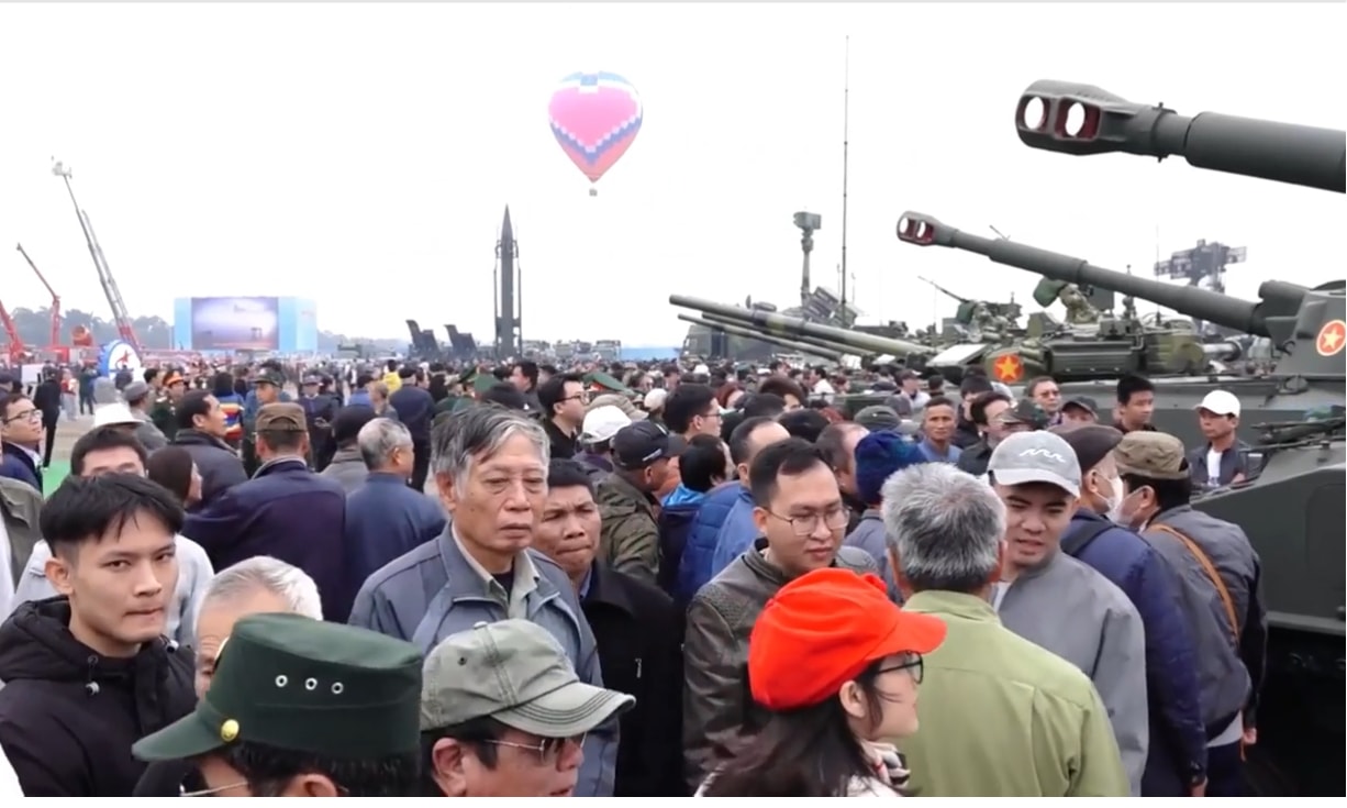 Los visitantes acudieron en masa a la exposición de defensa en Gia Lam para ver armas.