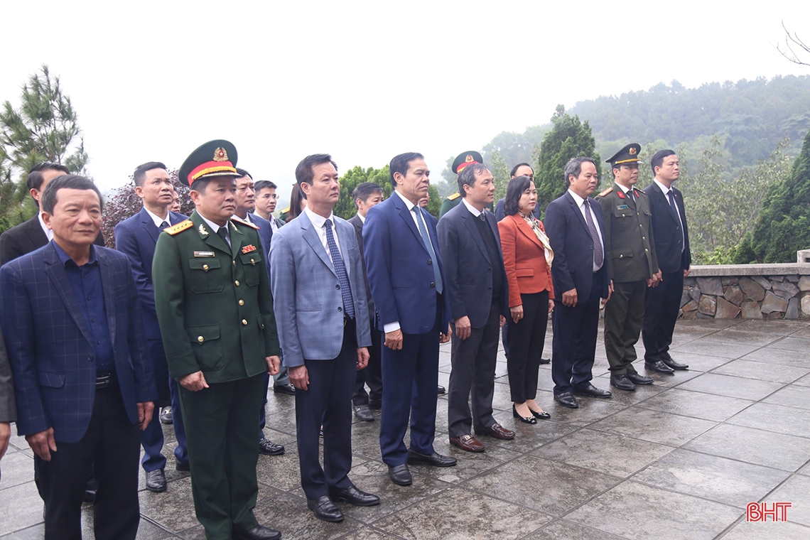 Ha Tinh leaders offer incense at red addresses on the occasion of the 94th anniversary of the Party's founding