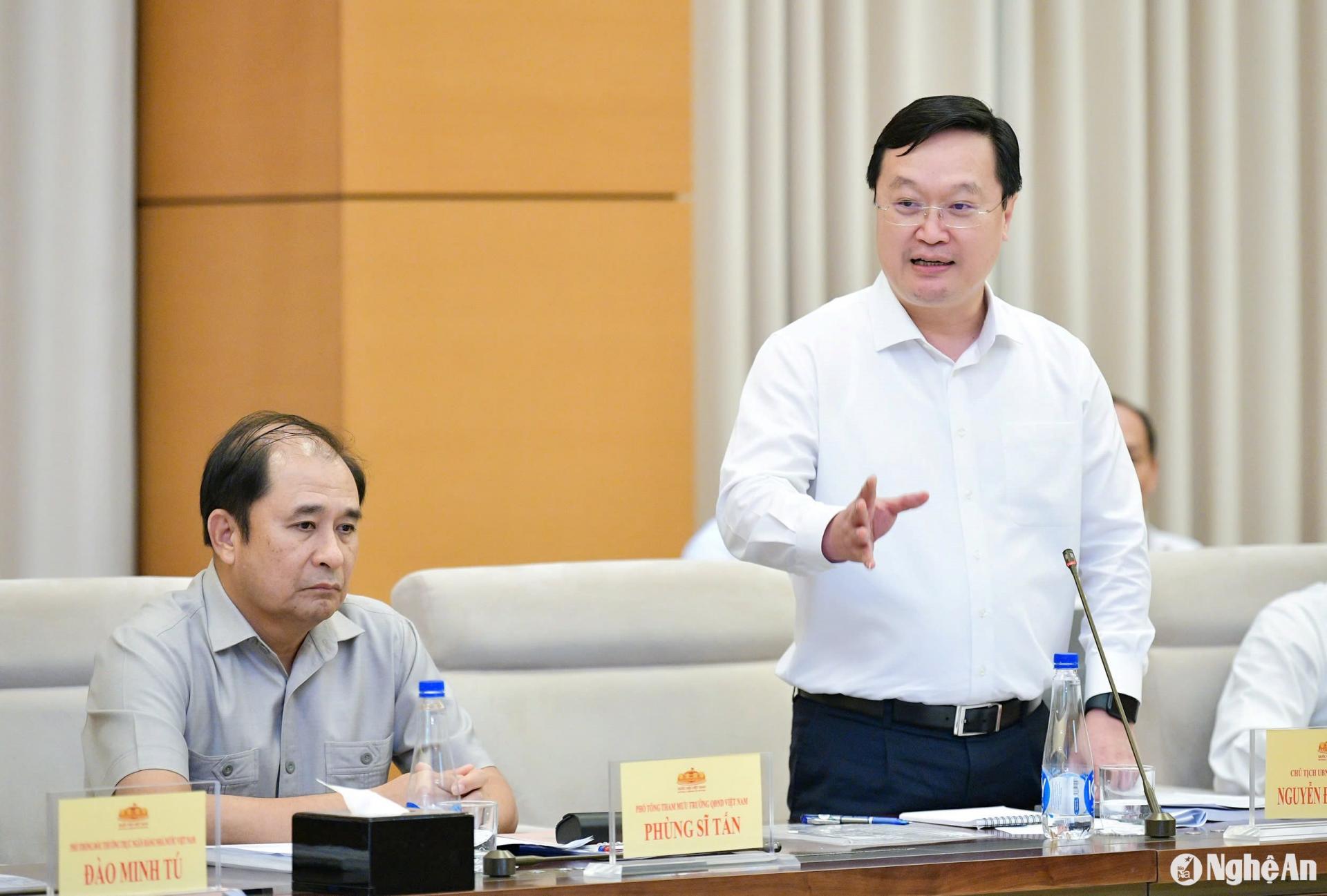 Comrade Nguyen Duc Trung - Deputy Secretary of the Provincial Party Committee, Chairman of the Provincial People's Committee spoke at the review session. Photo: Khanh Quang