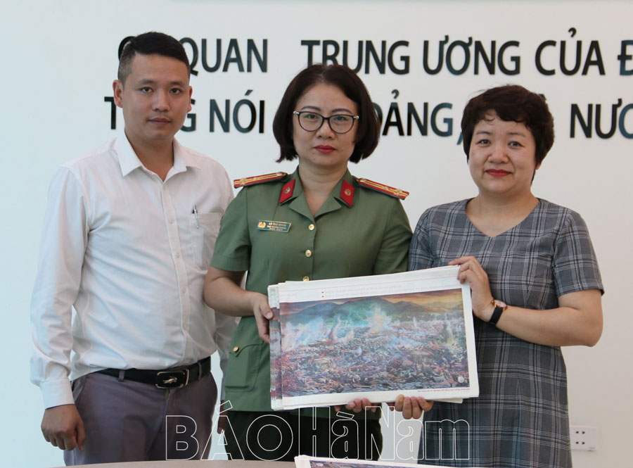 Nhan Dan Newspaper gives away 1000 copies of the panoramic picture supplement 