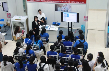 学生が日本企業と直接交流します。