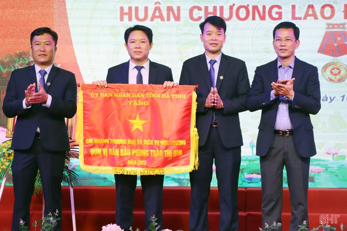 บริษัท Ha Tinh Urban Construction and Environment Joint Stock Company ได้รับรางวัลเหรียญแรงงานชั้นหนึ่ง