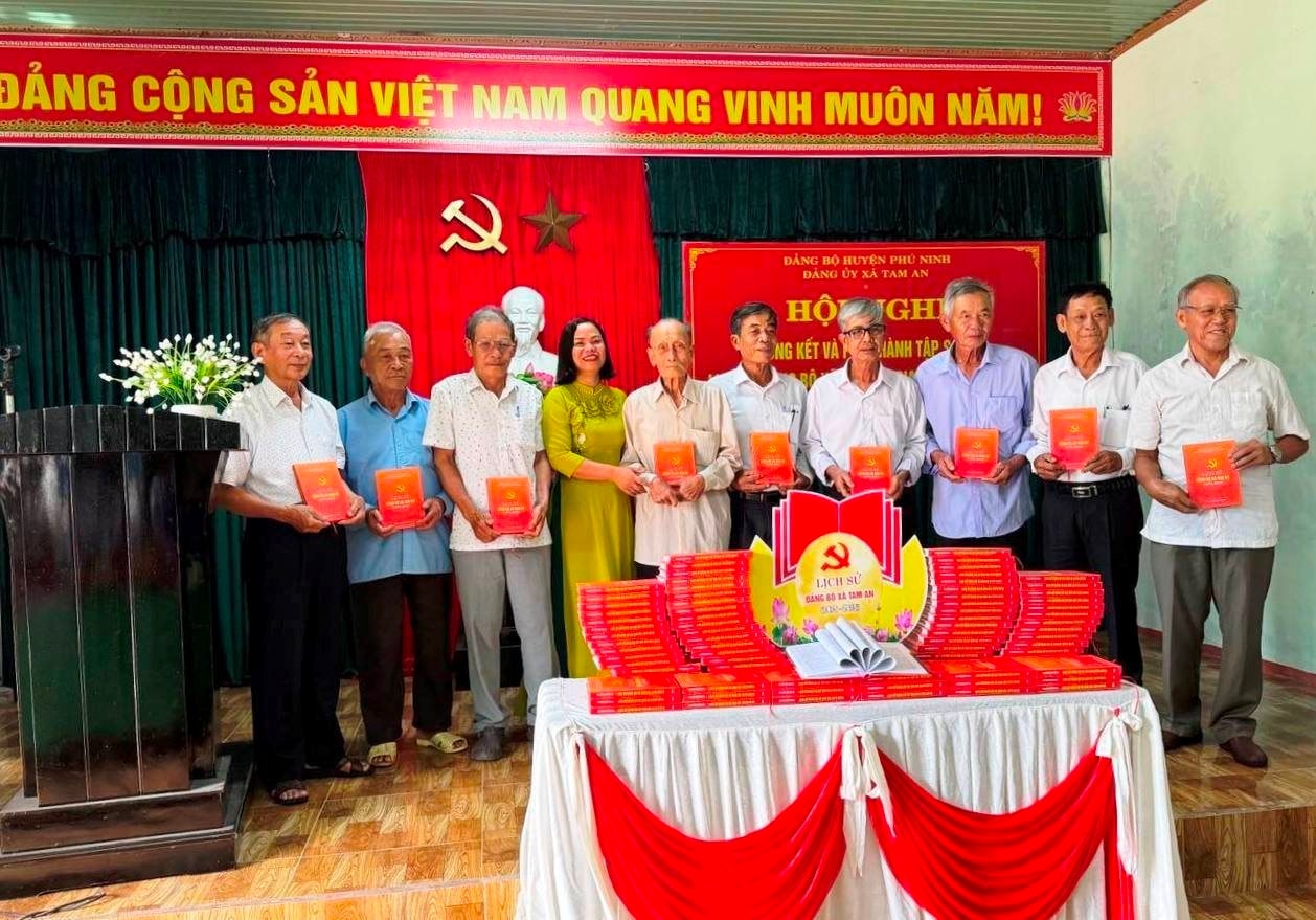 Đảng ủy xã Tam An (Phú Ninh) phát hành tập sách Lịch sử Đảng bộ xã Tam An (1975-2015). Ảnh T.H