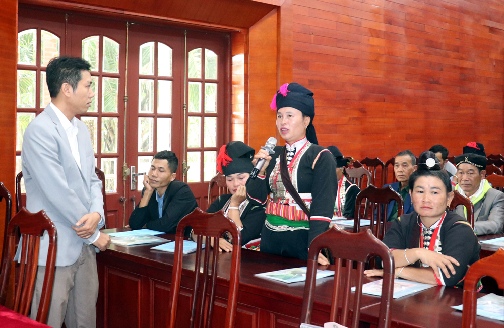 Training on preserving and promoting traditional costumes of the Kho Mu ethnic group