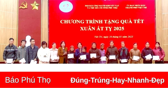 Trao 200 suất quà Tết cho người khuyết tật, trẻ mồ côi, hộ nghèo