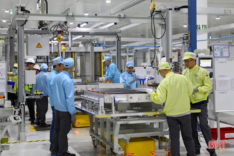 Workers of VinES Ha Tinh Battery Factory are excited to receive the first products.