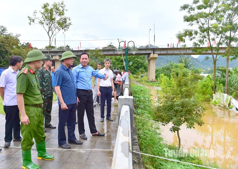 Phó Chủ tịch UBND tỉnh Nguyễn Mạnh Tuấn kiểm tra tình hình mưa lũ tại Yên Sơn và thành phố Tuyên Quang