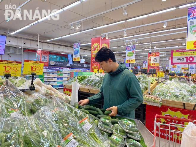 The number of customers coming to shop at Go! Da Nang supermarket is less than the previous days. Photo: MAI LY