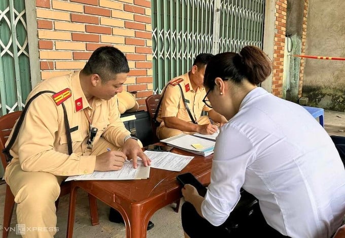 교통경찰은 위반 사항을 기록하고 전자환경에 면허증을 일시적으로 보관합니다. 사진: 지아친