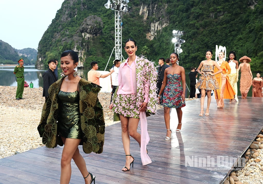 Organizing Fashion Show Hello Cosmo From Vietnam at Khe Coc Island, Trang An