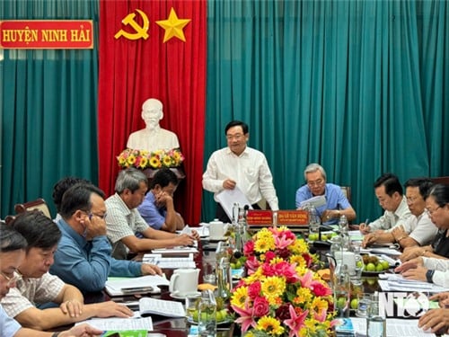 La délégation de surveillance du Comité populaire provincial a travaillé avec le district de Ninh Hai sur la mise en œuvre de nouvelles constructions rurales.