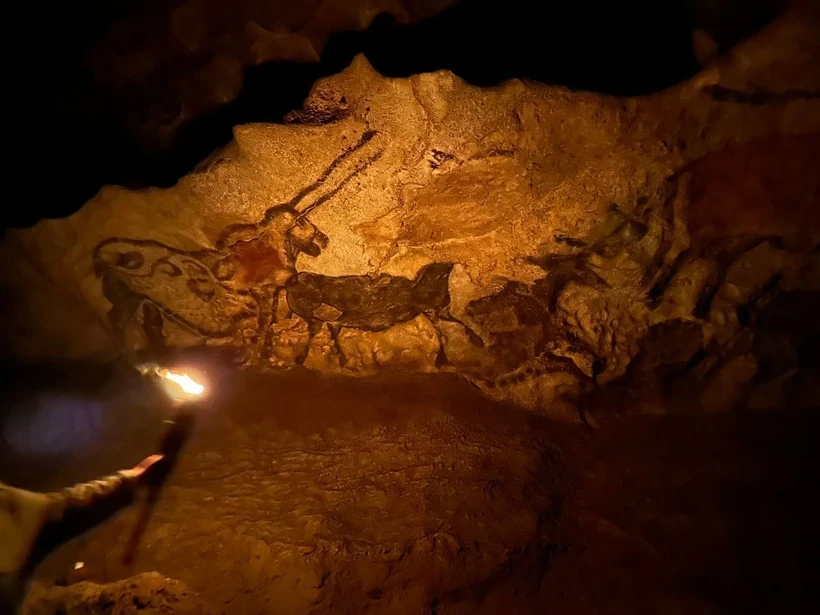 Algunas imágenes están recreadas según la versión original de la cueva de Lascaux II. (Foto: Nguyen Thu Ha/VNA)