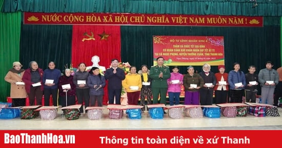 Kommandant der Militärregion 4 besucht den Bezirk Thuong Xuan und überreicht Geschenke