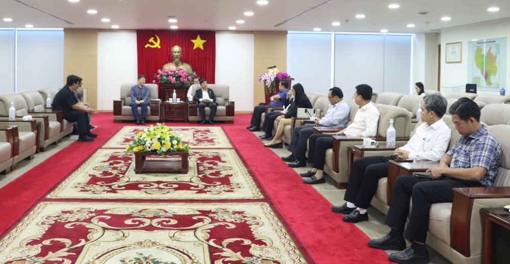 省人民委員会委員長が錦湖VN-1と会談.jpg